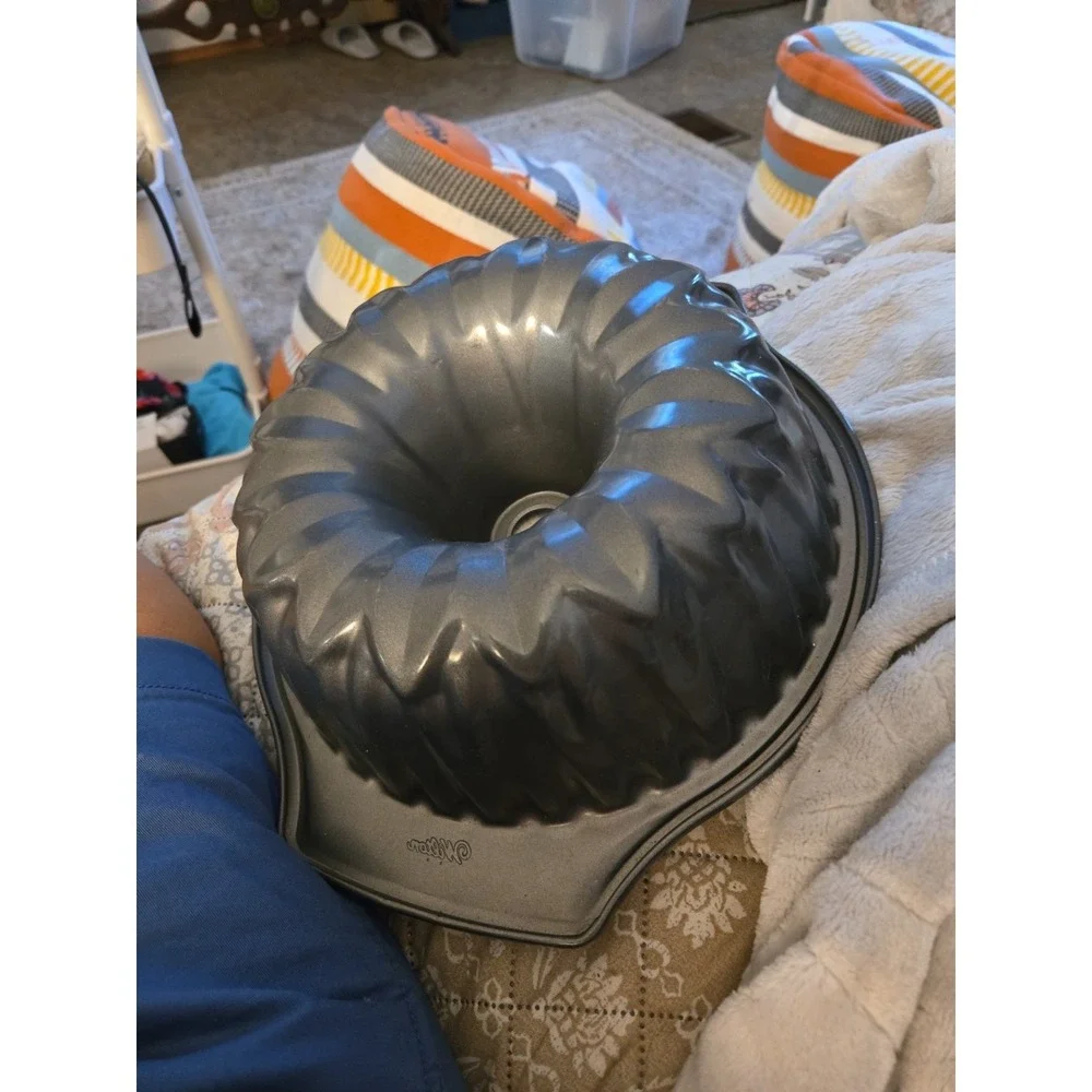 WILTON Bundt Cake Baking Pan Mold Ring Sunflower 9.75